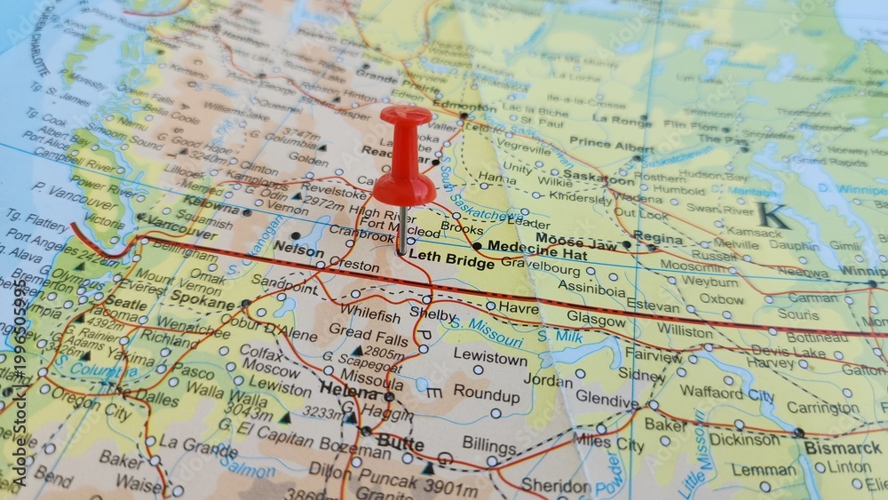 Obraz premium View of Lethbridge, is a city in the province of Alberta, Canada, on a geographical map of America, marked with red push pin