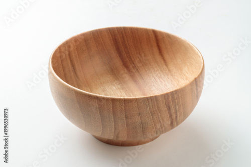 Fotografie 木製の汁椀（斜め上から・中央配置・白背景・コピースペース）（Wooden miso soup bowl on white background）