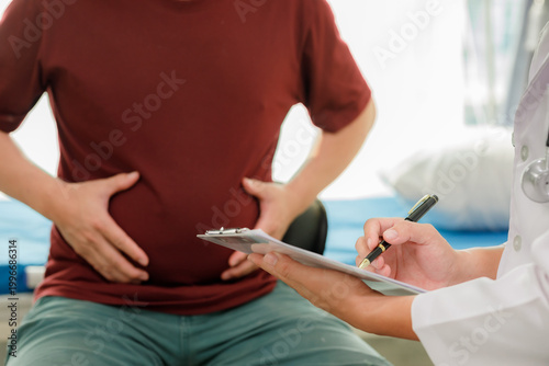 Foto Medical consultation: Doctor explaining the causes of abdominal bloating and indigestion to a patient