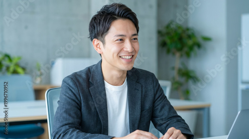 Obraz na płótnie スタートアップ企業・ベンチャー企業の男性スタッフ オフィスでミーティング