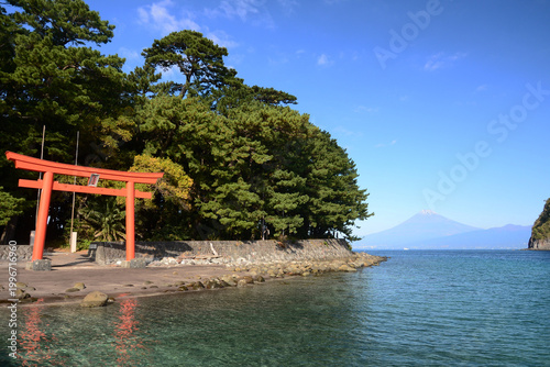 Bild auf Leinwand Moroguti Shinto Shrine, Mihama Beach, Izu Peninsula, Japan
