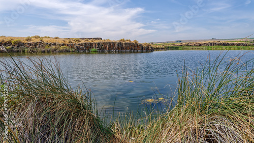 Quadro su tela Panorama of the basalt formations across Hutchinson Lake near Othello, Washingto