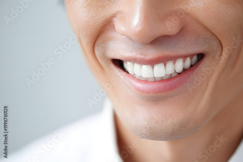 男性の白く健康的な歯のクローズアップ（審美歯科・ホワイトニング）｜Close-up of healthy white teeth of a Japanese man