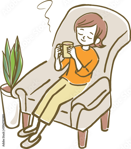 ソファーに座りマグカップを手にくつろぐ女性