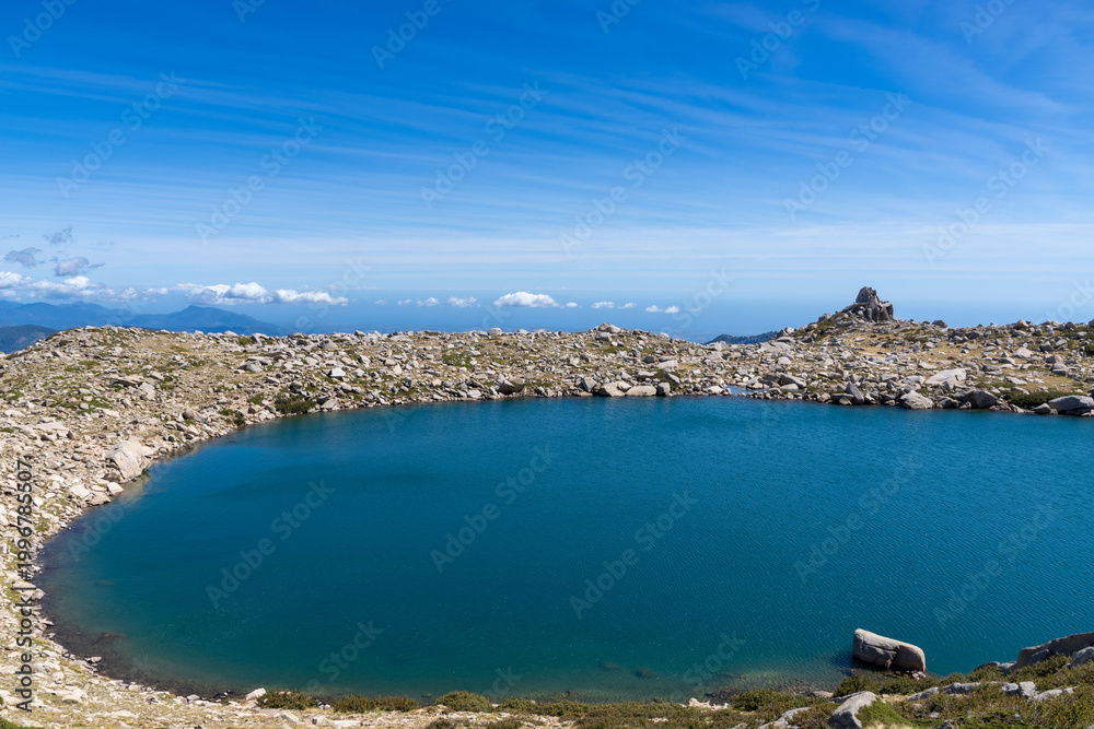 Obraz premium Mountain lake reflecting blue sky in clear water