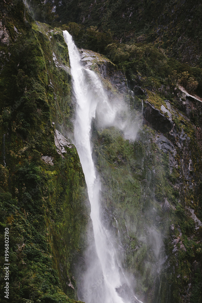 Obraz premium Strong wind makes the waterfall dancing