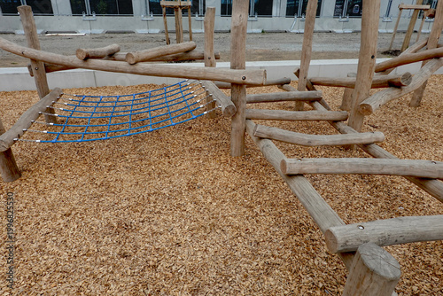 Tableau sur toile Aire de jeux pour enfants en bois dans un espace urbain