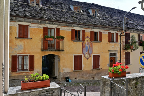 Foto Valle Vigezzo, Craveggia: vecchie case, vicoli e decorazioni, Verbano Cusio Ossola, Piemonte