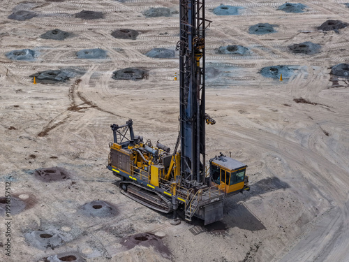 Fotografía Drilling and blasting process with heavy machinery such as surface rotary drills