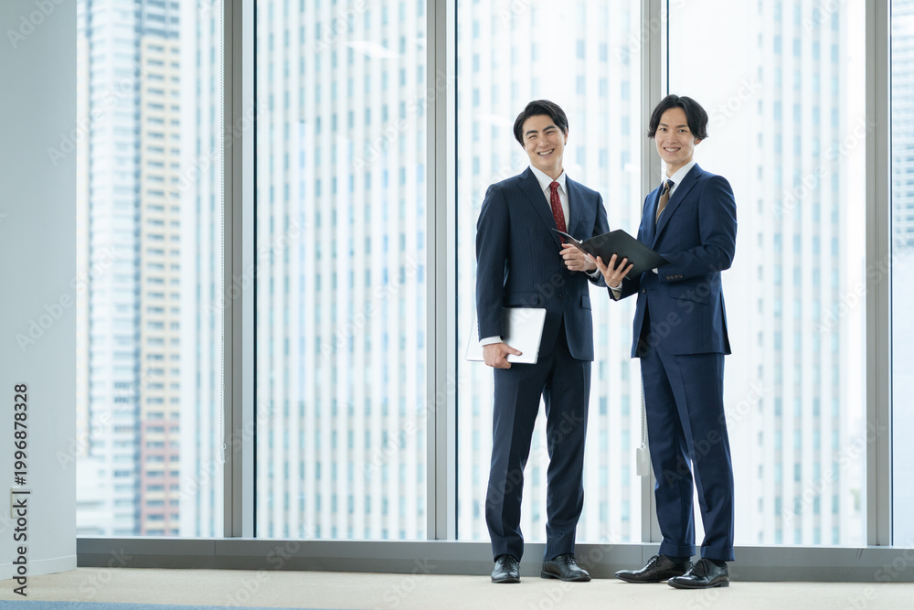 Fototapeta premium オフィスで会議をするビジネスマン 撮影協力：学校法人電波学園 東京電子専門学校