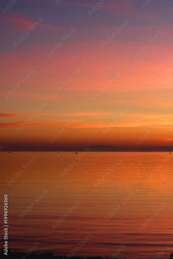 Obraz premium Colorful sunset or sunrise sky over the sea.