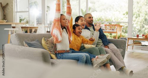 Fotografía Parents, children and watching tv in home with celebration, sports game or bonding together on weekend