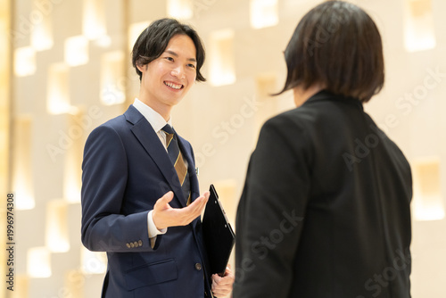 Photography お客を案内するホテルマンの男性　撮影協力：学校法人電波学園　東京電子専門学校