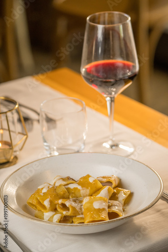 Foto Gourmet presentation of traditional Italian paccheri pasta coated in a rich, creamy cheese sauce