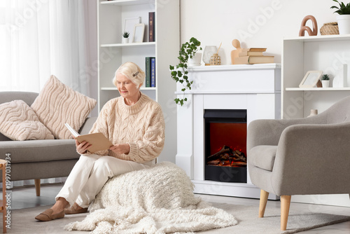 Senior woman reading book o...