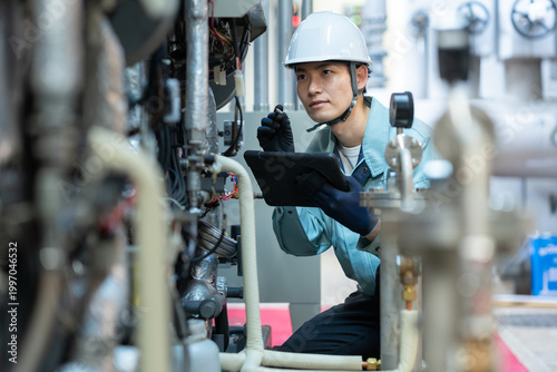 Foto ビルメンテナンスする男性エンジニア　撮影協力：学校法人電波学園　東京電子専門学校