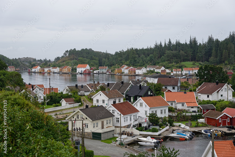 Fototapeta premium erhöhter Ausblick auf das Dorf Arvik in Norwegen