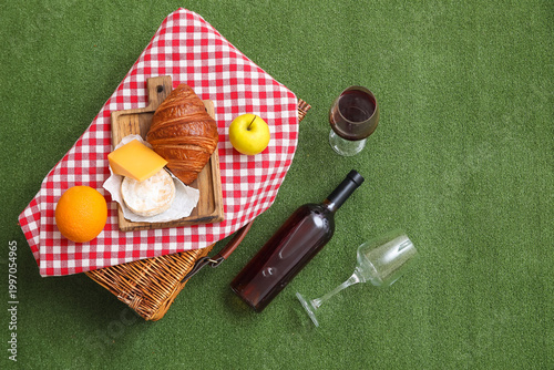 Rattan picnic basket with b...
