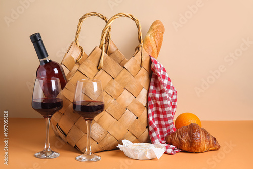 Rattan picnic basket with b...