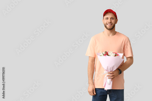 Happy young delivery man wi...