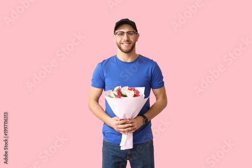 Happy young delivery man wi...