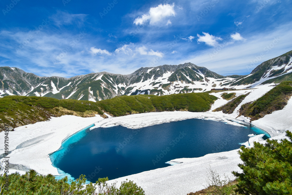 Obraz premium 富山県 立山室堂 雪解けのみくりが池と立山連峰の絶景（Spectacular view of Mikurigaike Pond and Tateyama Mountains in Murodo Toyama Japan）