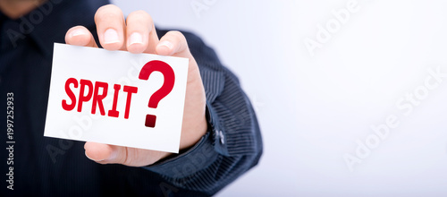 Notiz mit der aufschrift sprit in der Hand eines Geschäftsmannes