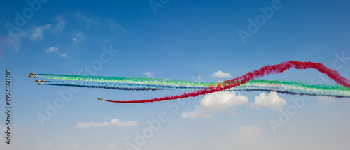 Foto The UAE Air Force aerobatic team, Al Fursan, painting the sky with colorful smoke trails in the national flag colors