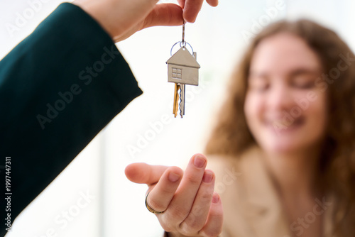 Fotografía Real estate agent handing over house keys to woman