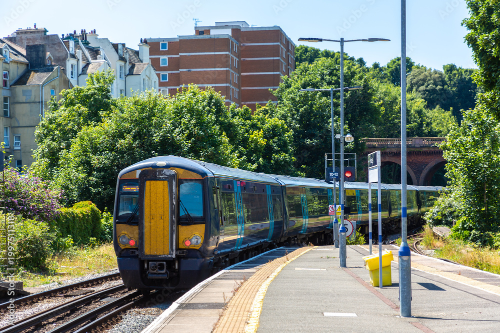 Obraz premium Electric Train at Hastings Railway Station in Hastings, East Sussex, England, UK