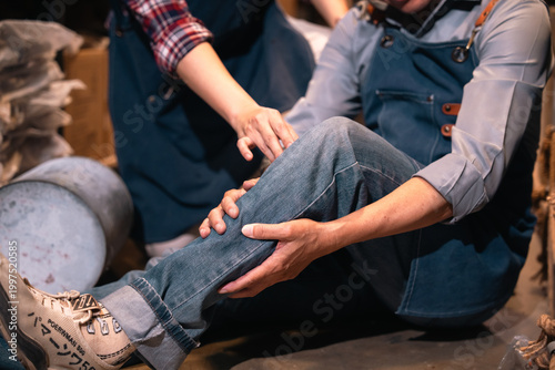 Tableau sur toile Accident insurance, leg injury aid worker knee support hand safety warehouse inj