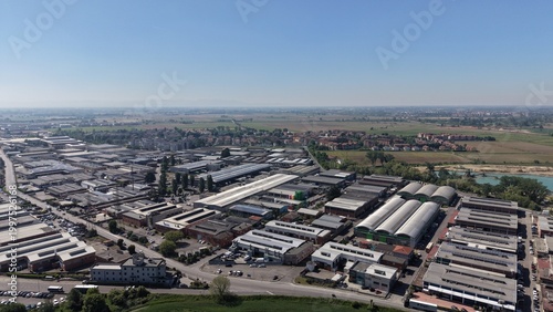 Fotografía An expansive aerial view showcases a bustling industrial zone, with a network of factories, warehouses