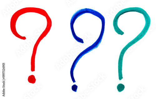 Signos de interrogación multicolores sobre fondo negro concepto de duda