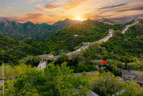 Cuadro en lienzo Historic stone The Great Wall of China in Beijing traversing forested mountain a