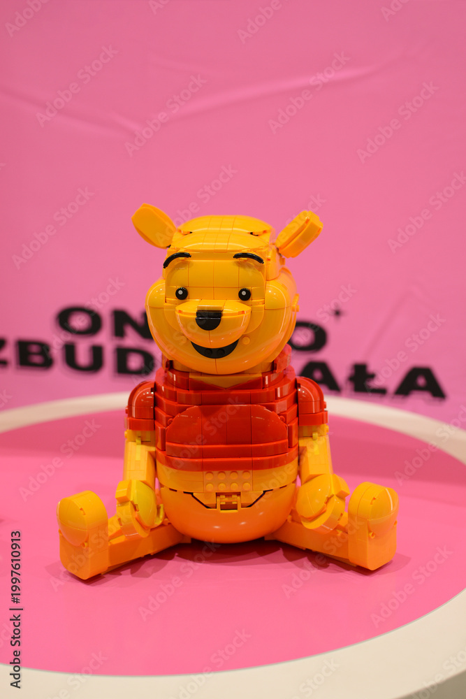 Obraz premium A teddy bear figurine made from Lego bricks. A cheerful bear.