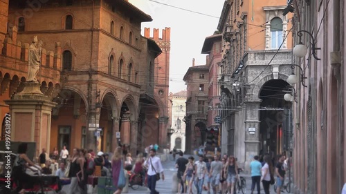 Via Rizzoli directly connects Piazza Maggiore (the main center) to the Asinelli Tower, blurring