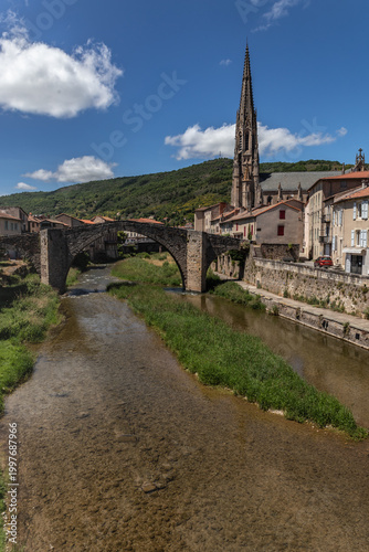 Saint Affrique (Aveyron, Occitanie, France) - Vue générale du village, du vieux pont et de l'église Notre Dame de Miséricorde au bord de la Sorgue en été