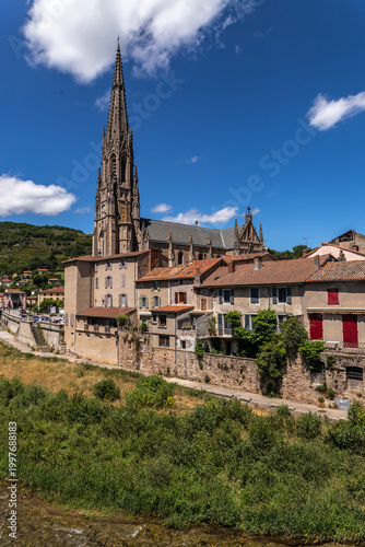 Saint Affrique (Aveyron, Occitanie, France) - Vue générale du village et l'église Notre Dame de Miséricorde au bord de la Sorgue en été