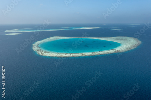 Foto High altitude aerial Maldives atolls turquoise lagoon Indian Ocean island resort
