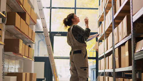 Foto Young supervisor checking boxes logistics, working on quality control to ship retail store orders in warehouse