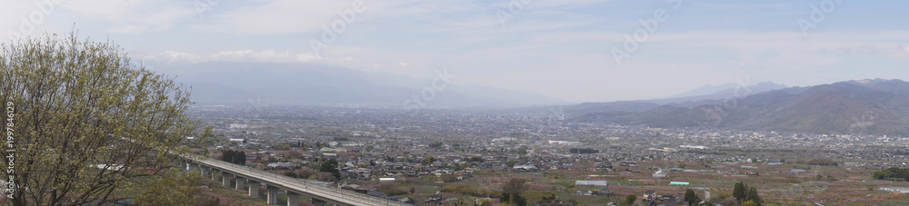Obraz premium 日本：花鳥山展望台（リニアの見える丘）からの春霞のパノラマ風景／山梨県笛吹市・4月