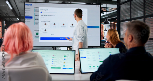 Bild auf Leinwand Human Resources Manager Explains Payroll Software Integration During Team