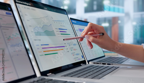 Fotografie Young Sales Manager Studies Pipeline Data On Laptop