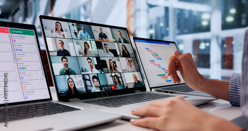 Canvastavla Young Woman Shares Ideas During Virtual Business Meeting