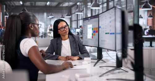 Fotografía Human Resource Manager Explains Payroll Software To Two Women Colleagues