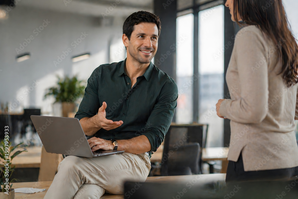 Obraz premium Businessman discussing ideas with a colleague in an office setting.