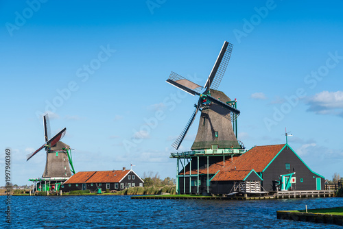 Bild auf Leinwand Traditional Dutch windmills at Zaanse Schans.