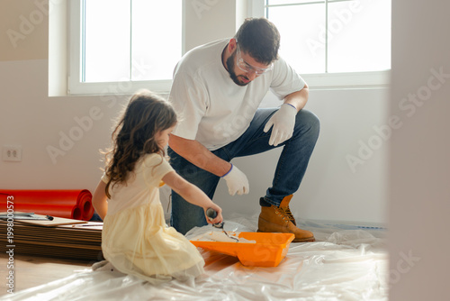 Bild auf Leinwand Father and daughter painting a room during home renovation