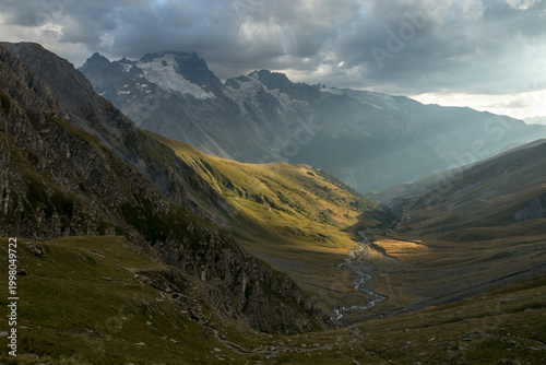 Obraz na płótnie Randonnée glaciaire à l' Aiguille du Goléon en été, Torrent et vallon du Maurian