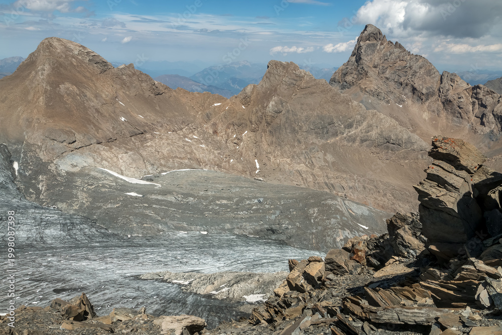 Obraz premium Randonnée glaciaire à l' Aiguille du Goléon en été, vue sur Aiguilles de la Saussaz et d' Arves ,Hautes-Alpes , France